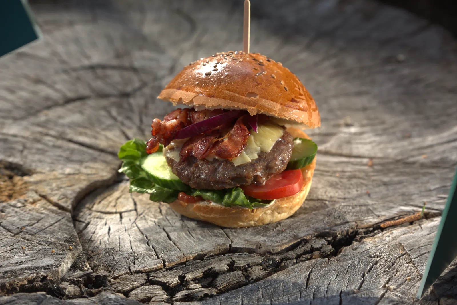 Domácí hamburger v kempu Bílý Kámen