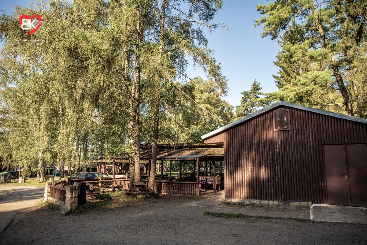 Kiosek v kempu Bílý Kámen s venkovním posezením