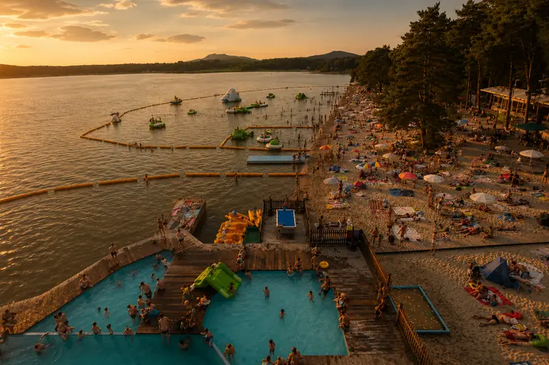 Aquapark a pláž ve Starých Splavech s bazény u Máchova jezera