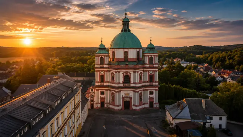 Barokní bazilika sv. Vavřince a sv. Zdislavy se zelenou kupolí v Jablonném v Podještědí