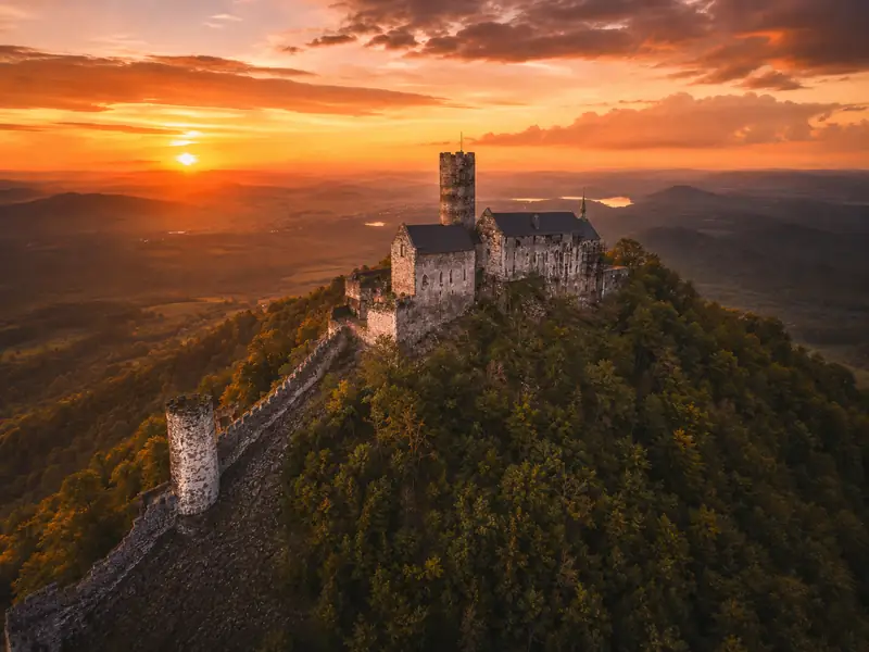 Gotický hrad Bezděz na zalesněném dvojvrší při západu slunce nedaleko Doks