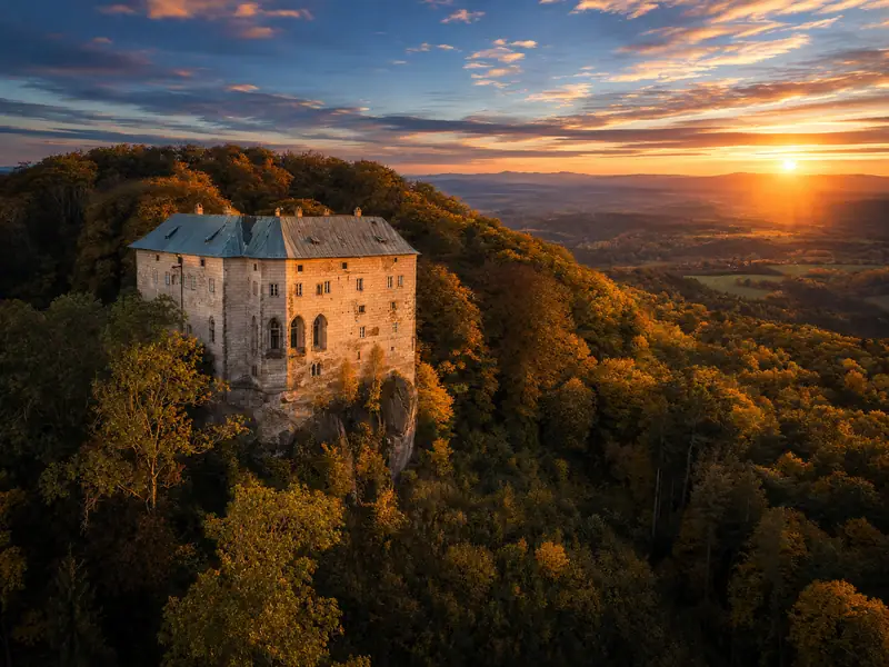 Hrad Houska na pískovcové skále uprostřed lesů Kokořínska