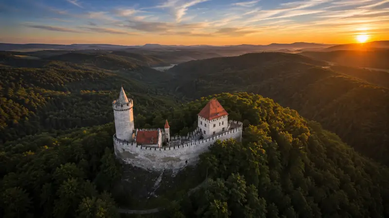 Hrad Kokořín s bílou válcovou věží nad Kokořínským dolem