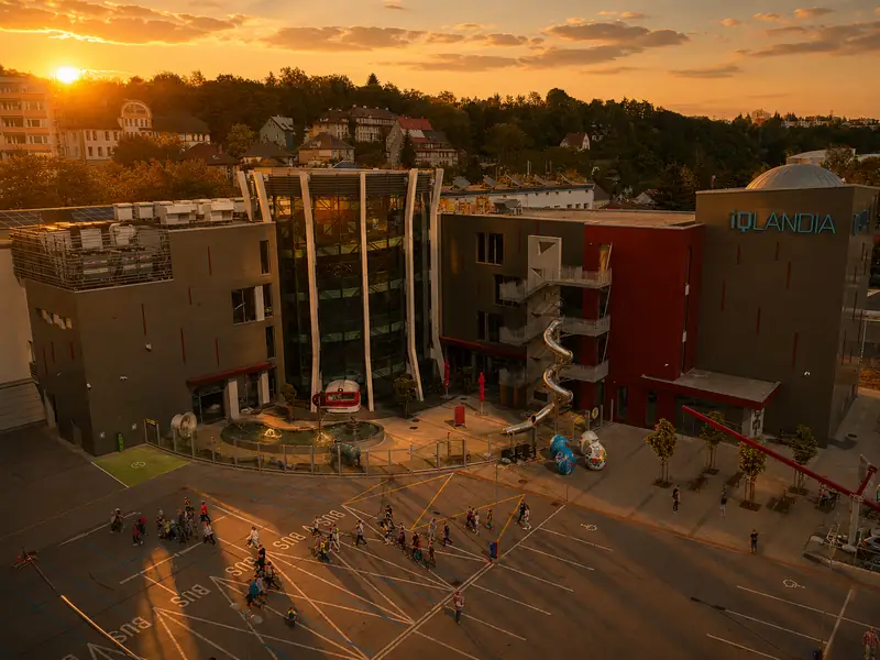 Science centrum iQLANDIA a iQPARK v Liberci s tobogánem a dětským hřištěm