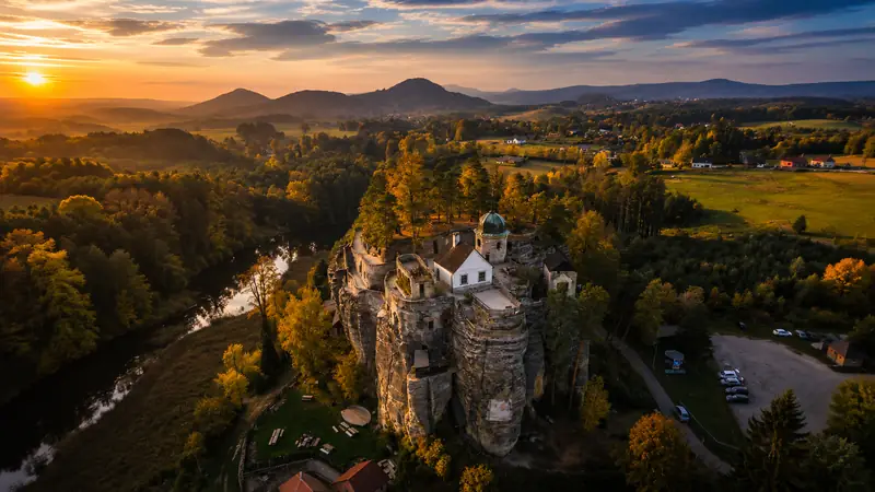 Skalní hrad Sloup v Čechách vytesaný do pískovcové skály nad řekou