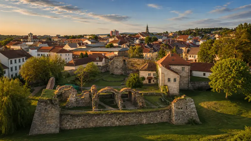 Zrekonstruované torzo vodního hradu Lipý v centru České Lípy