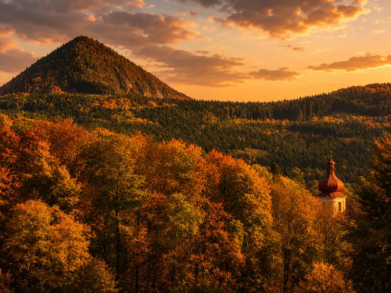 Špičatý vrchol Klíč v Lužických horách nad podzimními lesy