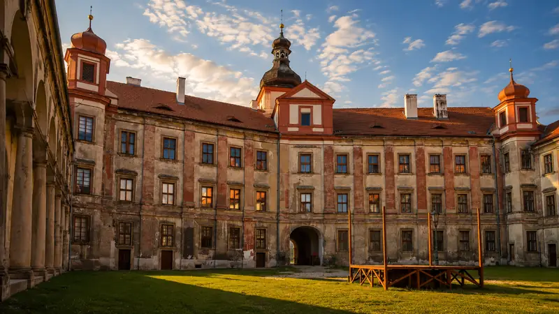 Nádvoří barokního zámku Bělá pod Bezdězem