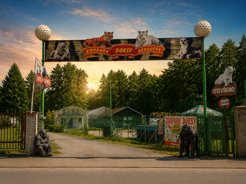 Vstupní brána Zooparku Doksy se sochami goril