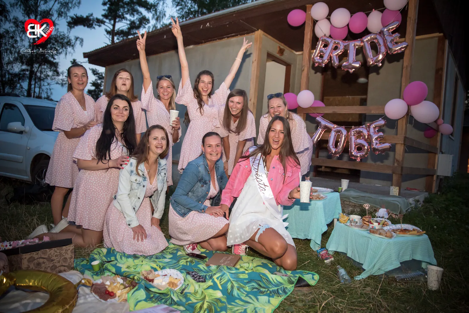 Rozlučka se svobodou slaví s balónky Bride To Be před chatkou